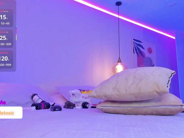 LittleToxic live webcam show
