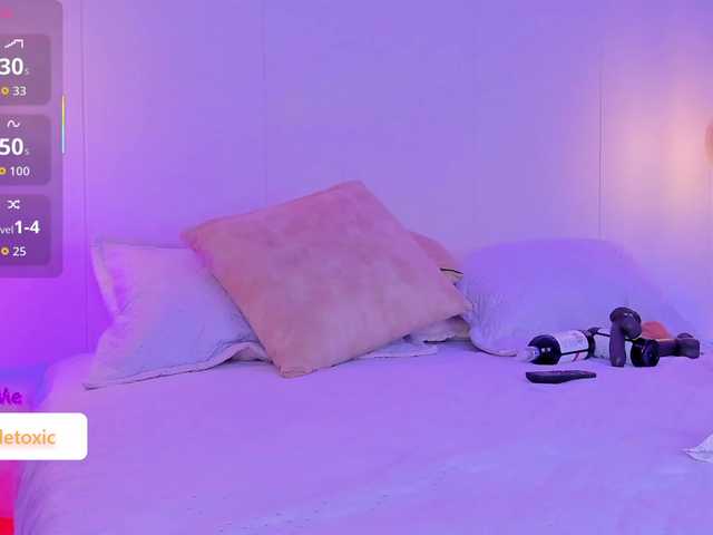 LittleToxic live webcam show