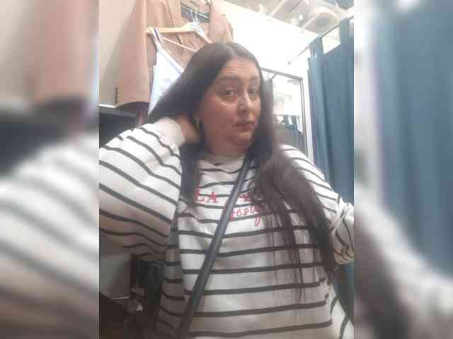 Model ini sedang live sekarang. OlgaSaphire