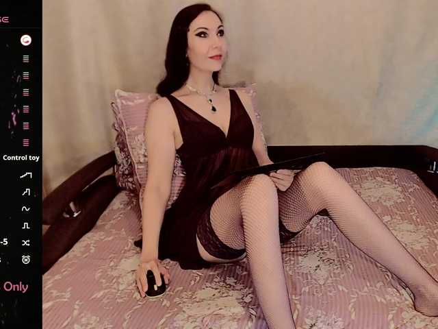 LunaTenebriss's BongaCams show and profile