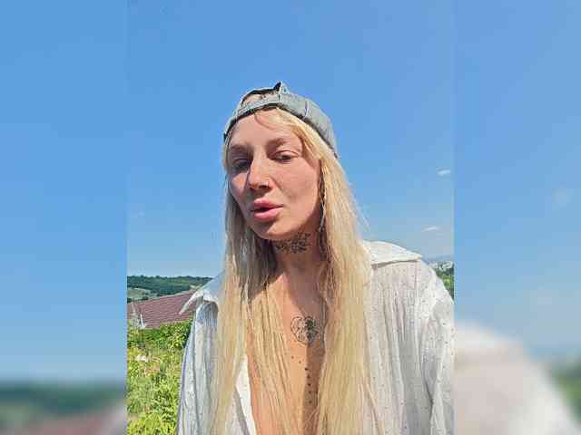 dvenasti Live Webcam on BongaCams