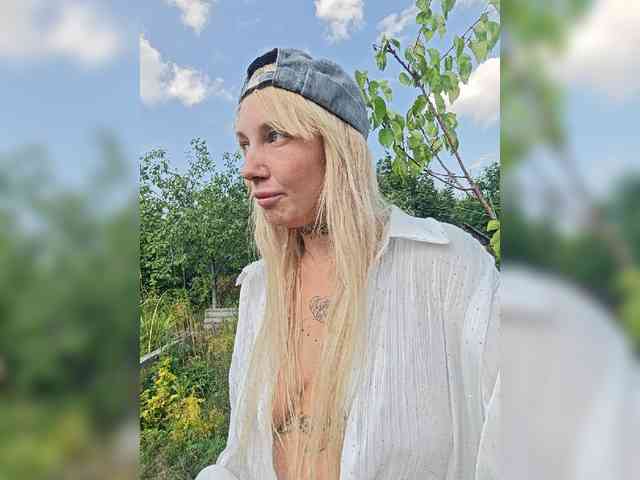 dvenasti Live Webcam on BongaCams