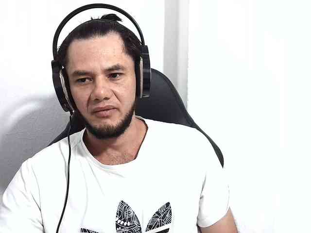 andrew1520 Live Webcam on BongaCams