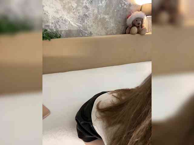 该模特正在直播。 Incredible123