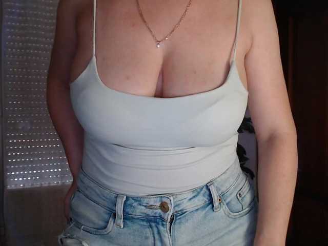 le modèle Alina-Lovely est en webcam porno dans un show sur le site bongacams, il possède les tags suivants: White/Caucasian,Blonde,Shaved