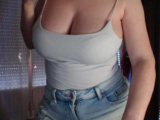 Alina-Lovely live cam on BongaCams
