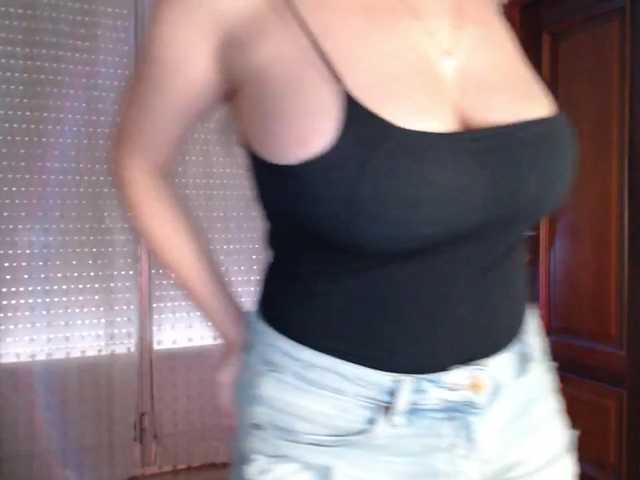 Alina-Lovely live cam on BongaCams