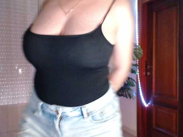 Alina-Lovely live cam on BongaCams