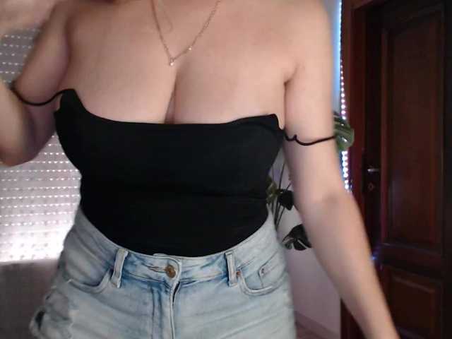 Alina-Lovely live cam on BongaCams