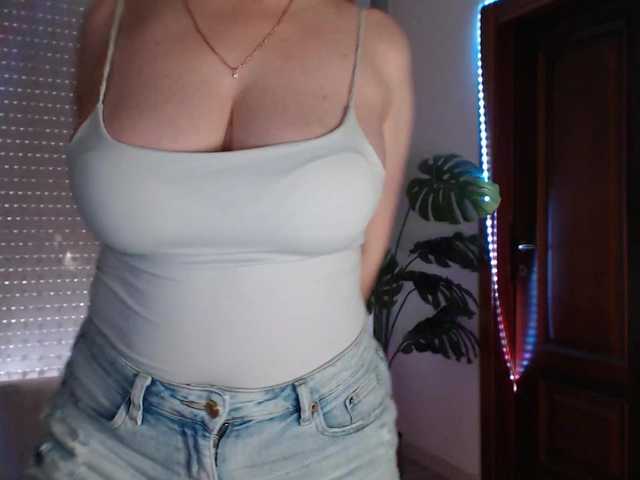 Alina-Lovely live cam on BongaCams