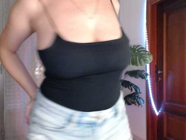 Alina-Lovely live cam on BongaCams