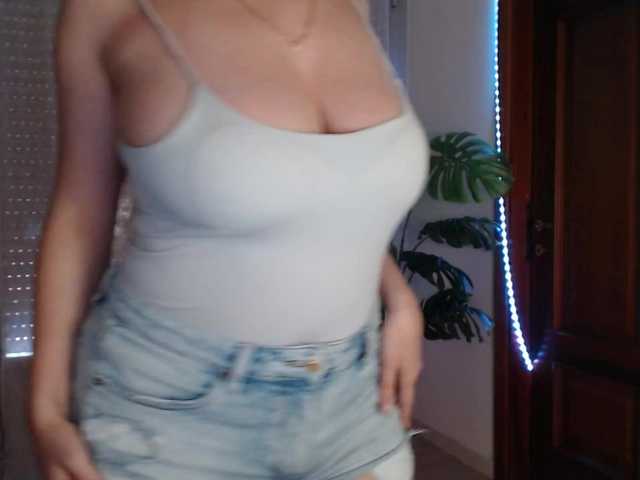 Alina-Lovely live cam on BongaCams