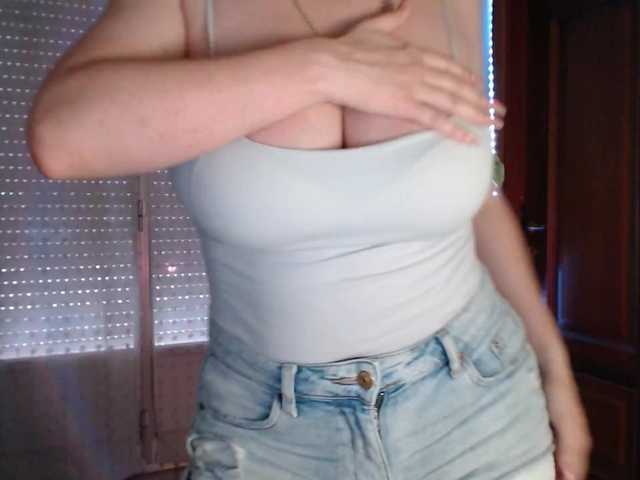 Alina-Lovely live cam on BongaCams