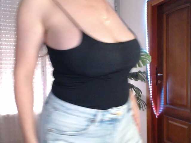 Alina-Lovely live cam on BongaCams