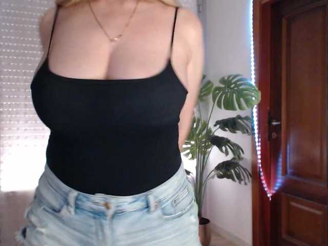 Alina-Lovely live cam on BongaCams