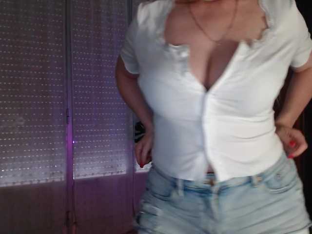 Alina-Lovely live cam on BongaCams