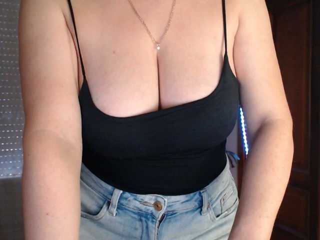 Alina-Lovely live cam on BongaCams