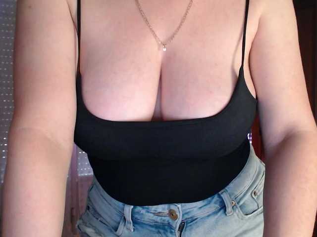 Alina-Lovely live cam on BongaCams