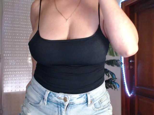 Alina-Lovely live cam on BongaCams
