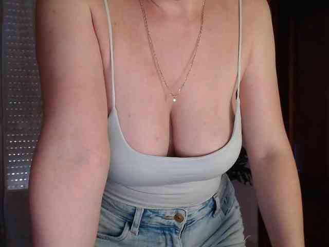 Alina-Lovely webcam