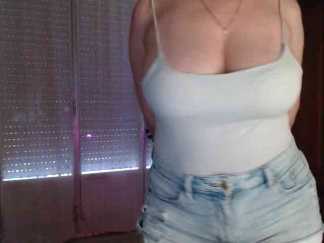 Alina-Lovely webcam