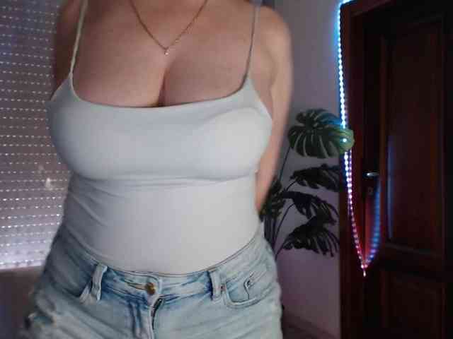 Alina-Lovely webcam