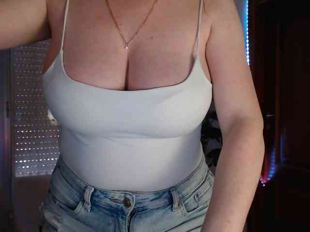 Alina-Lovely webcam