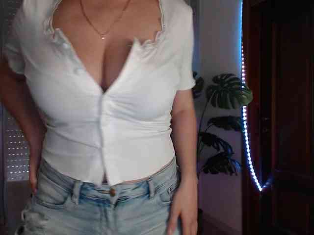Alina-Lovely webcam