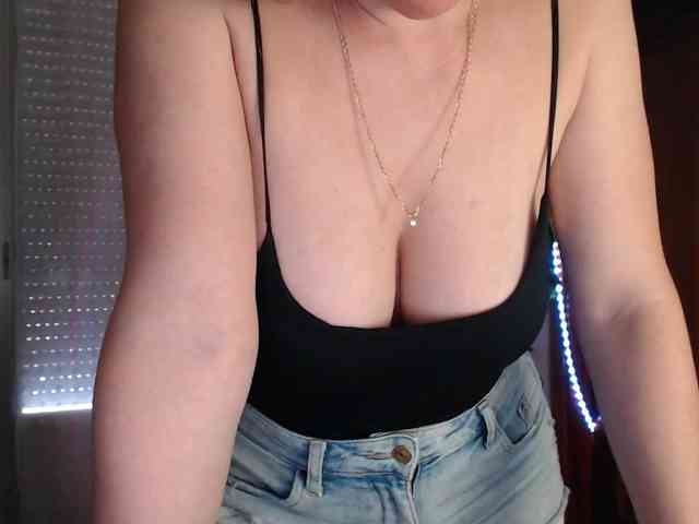 Alina-Lovely webcam