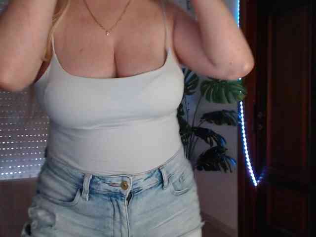 Alina-Lovely webcam