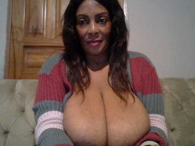 Busty8 live cam on BongaCams