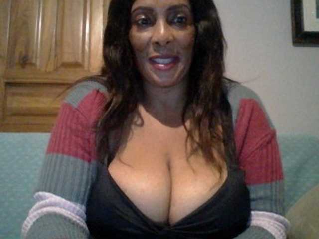 Busty8 live cam on BongaCams