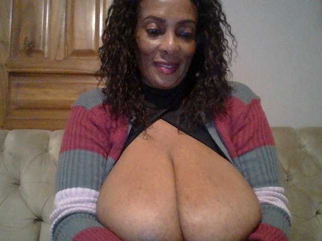 Busty8 live cam on BongaCams