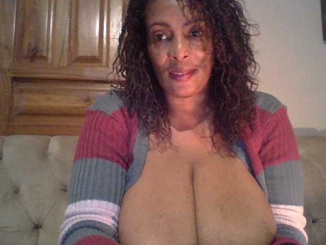 le modèle Busty8 est en webcam porno dans un show sur le site bongacams, il possède les tags suivants: Ebony,Brunette,Trimmed