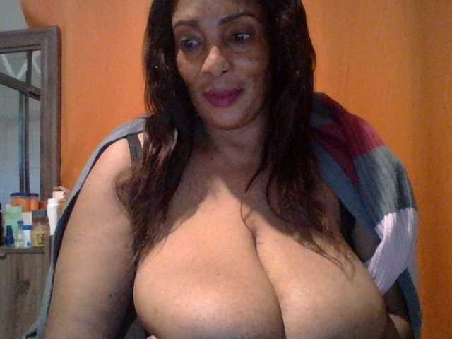 Busty8 live cam on BongaCams