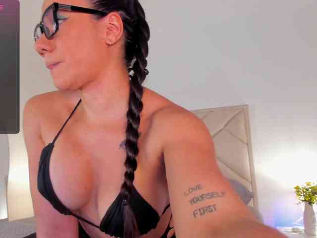 Sofia-Jones webcam
