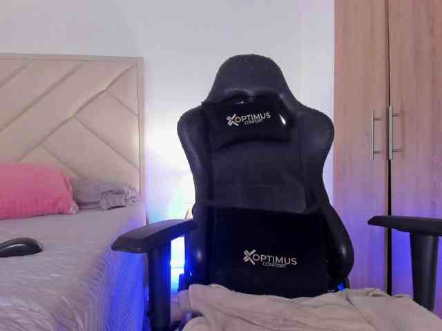 Sofia-Jones webcam