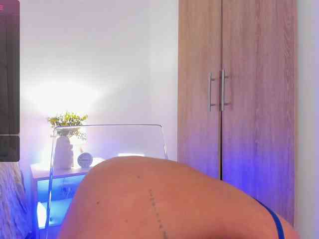 Sofia-Jones webcam