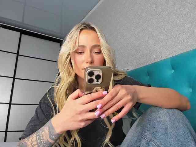 NaughtyBlond4 webcam