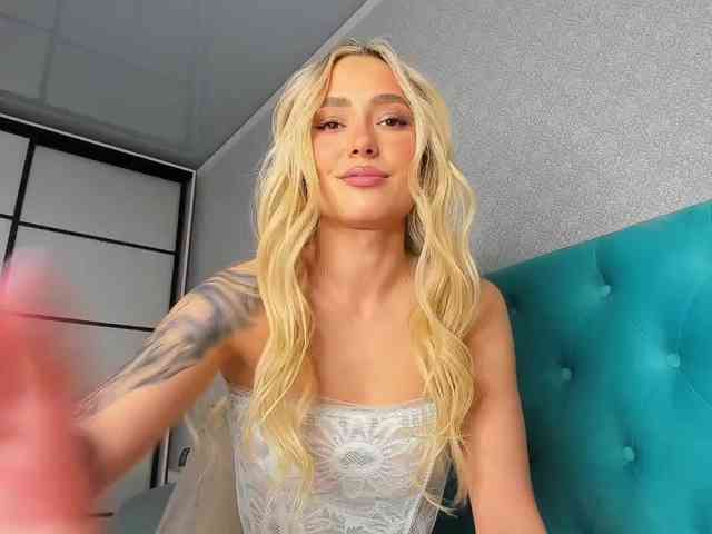 NaughtyBlond4 webcam