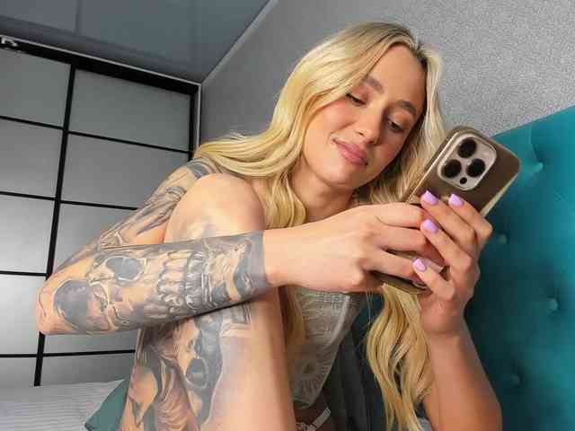 NaughtyBlond4 webcam