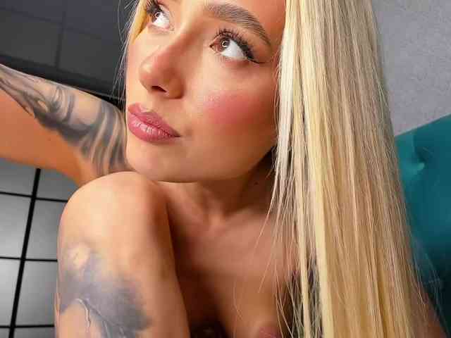 NaughtyBlond4 webcam