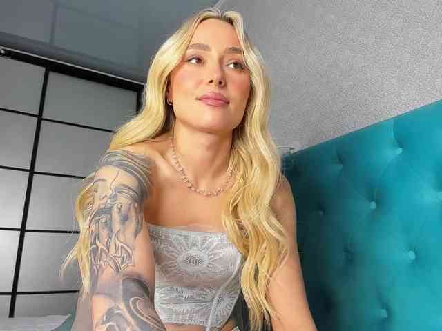NaughtyBlond4 webcam
