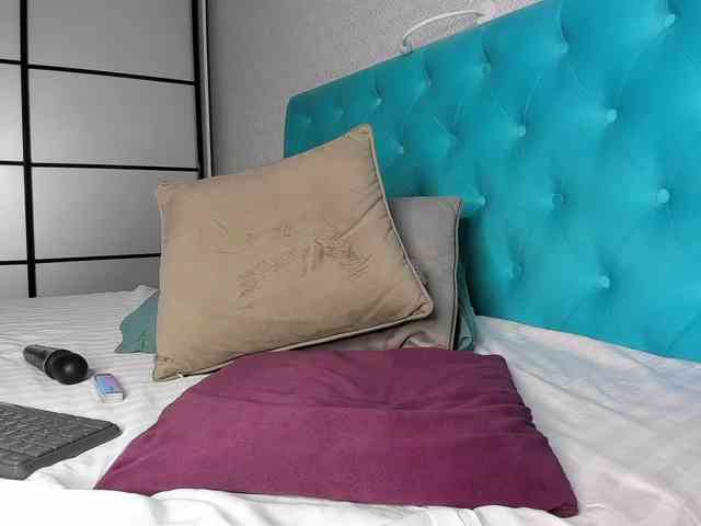 NaughtyBlond4 webcam