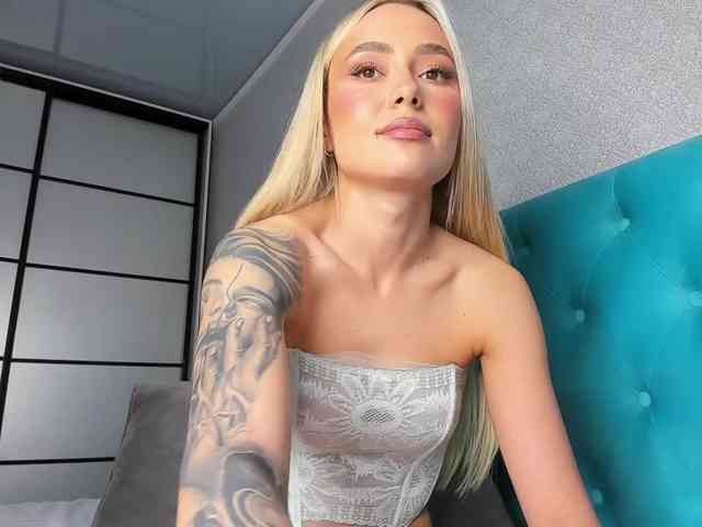 NaughtyBlond4 webcam