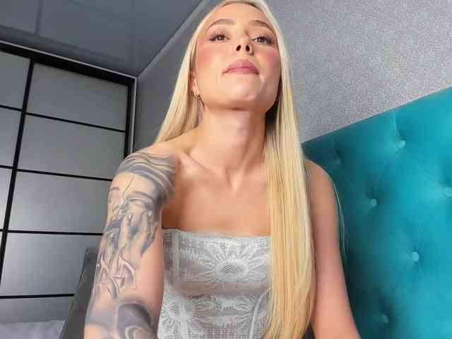 NaughtyBlond4 webcam