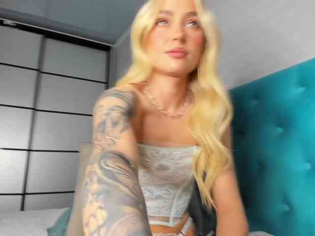 NaughtyBlond4 webcam