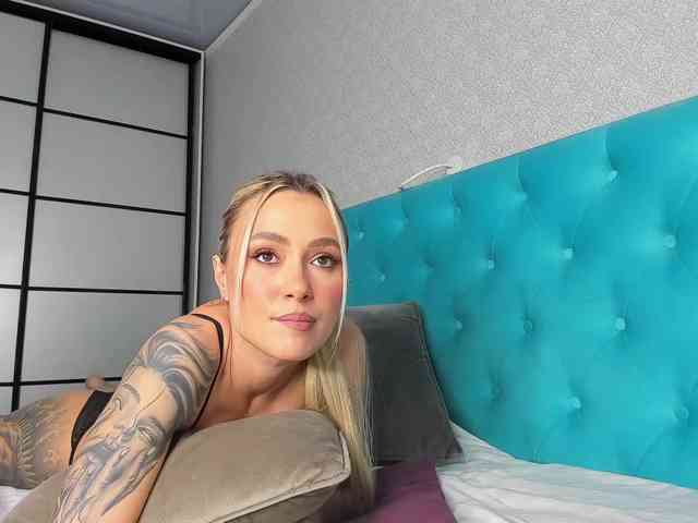 NaughtyBlond4 webcam