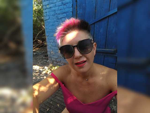 BUSINKA-25 live cam on BongaCams