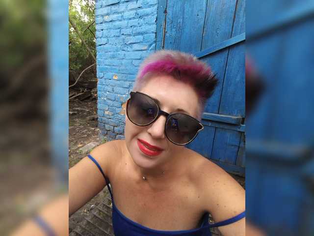 BUSINKA-25 live cam on BongaCams